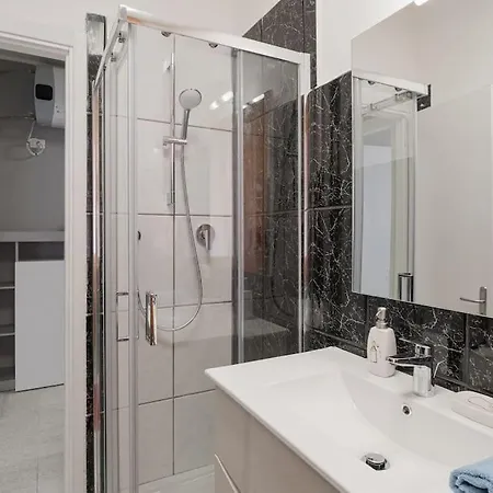 - Lucky - 2 Bedrooms & Comfort